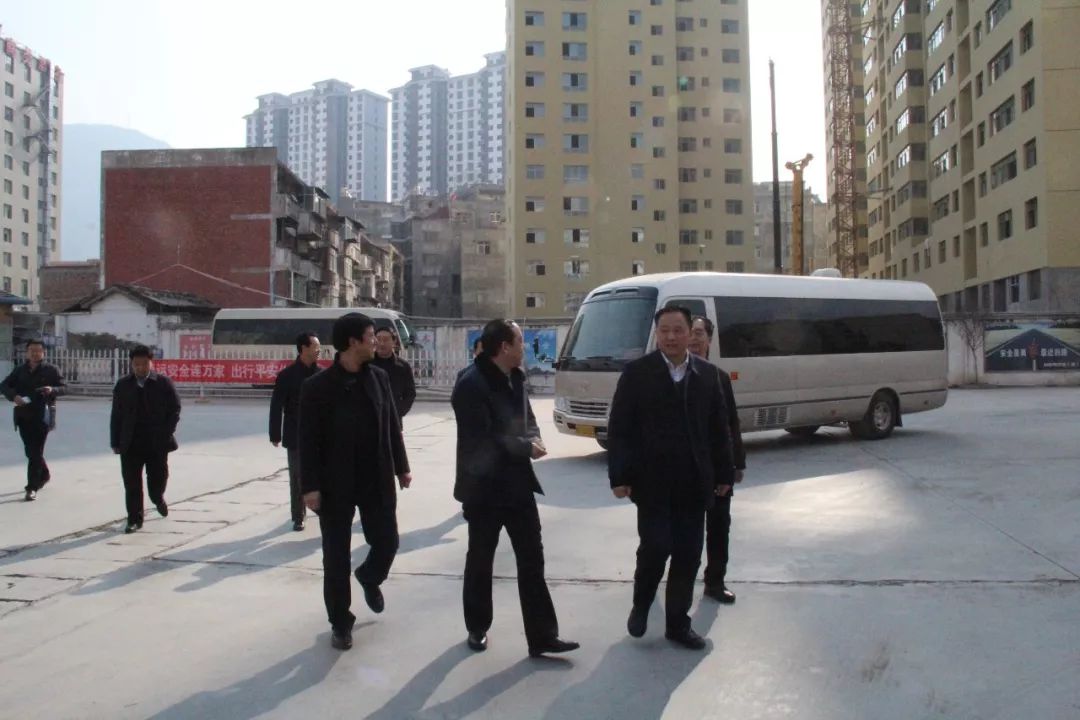 隴南市委常委、常務(wù)副市長(zhǎng)張慶宏、副市長(zhǎng)徐世林、市人大副主任陳榮等一行深入隴運(yùn)集團(tuán)公司武都汽車站開展春節(jié)前走訪慰問活動(dòng)