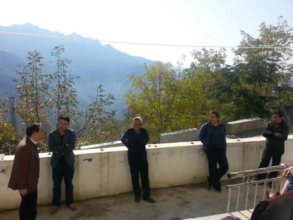 隴運集團公司董事長、黨委書記李寅祥率相關人員專程前往精準扶貧點進行深入調研