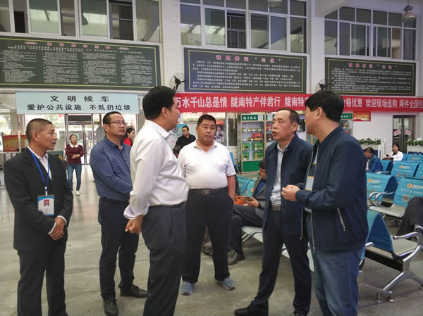 市交通運(yùn)輸局黨組副書記、市運(yùn)管局局長(zhǎng)何濤一行到隴運(yùn)集團(tuán)公司檢查國(guó)慶節(jié)前安全生產(chǎn)工作