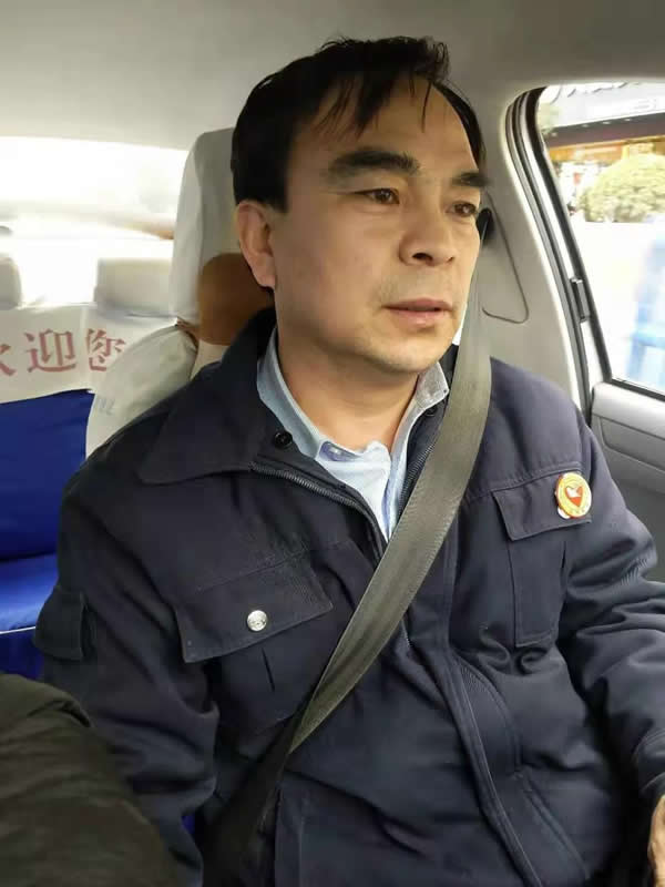 【拾金不昧】為隴運(yùn)集團(tuán)潤(rùn)祥出租車公司駕駛員“王劉德”點(diǎn)贊！！