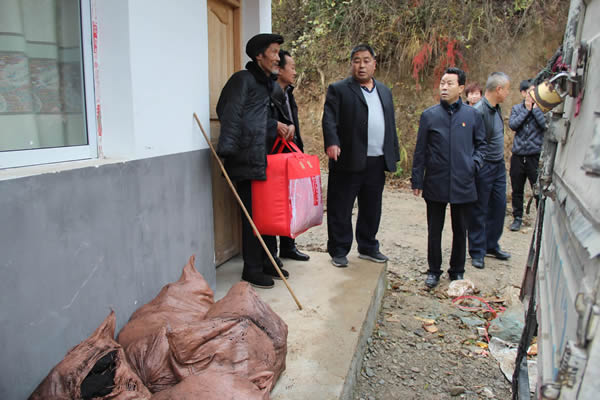 隴運(yùn)集團(tuán)公司開展“解難題、辦實事、送溫暖”主題黨日活動