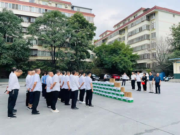 市總工會(huì)深入隴運(yùn)集團(tuán)公司開展“夏送清涼”慰問(wèn)活動(dòng)